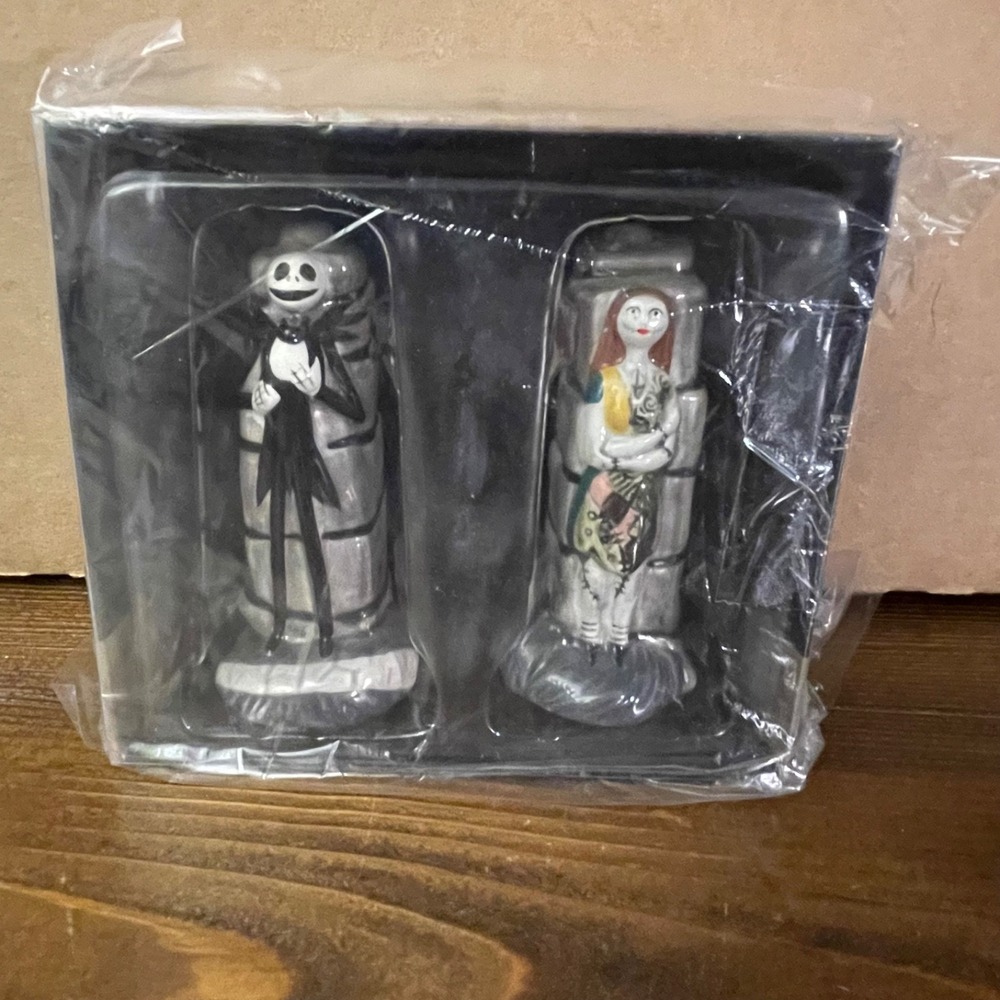 Enesco Disney Nightmare Before Christmas Jack and Sally Salt Pepper Shakers New